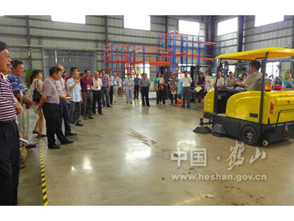 向省、市領導展示操作牛力電動掃地車